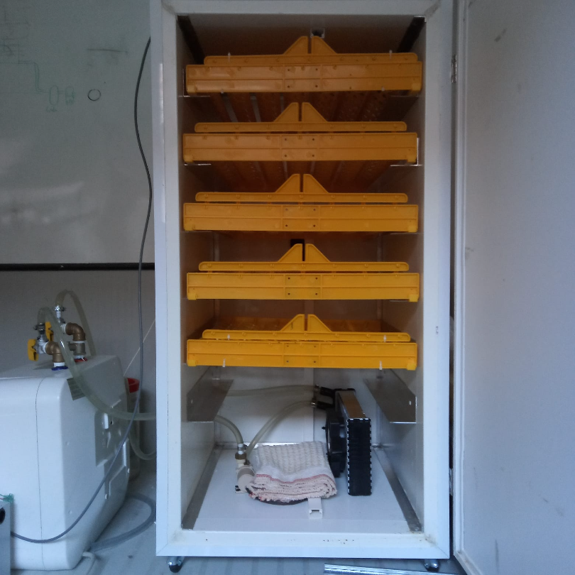 Incubatrice solare e lampade fotovoltaiche